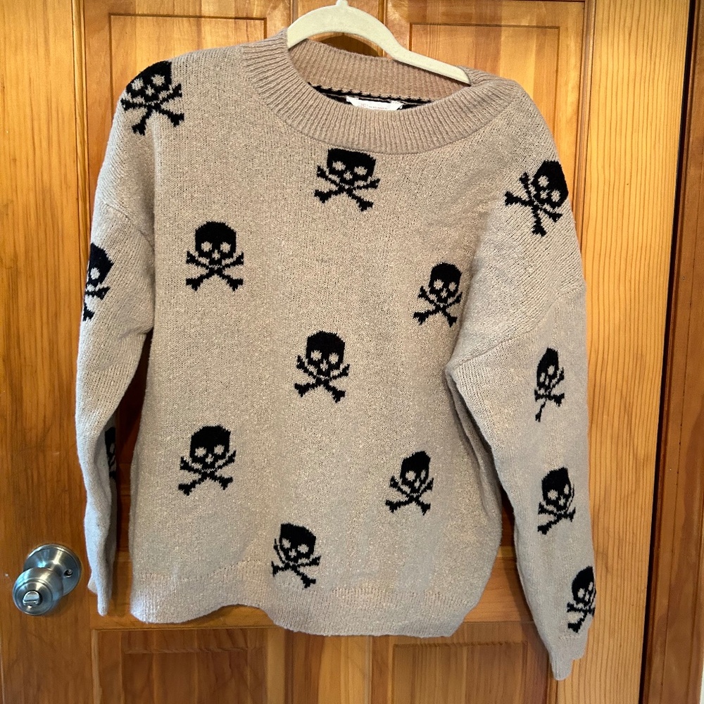 NWT No Boundaries Skull and Bones Women's Sweater Large